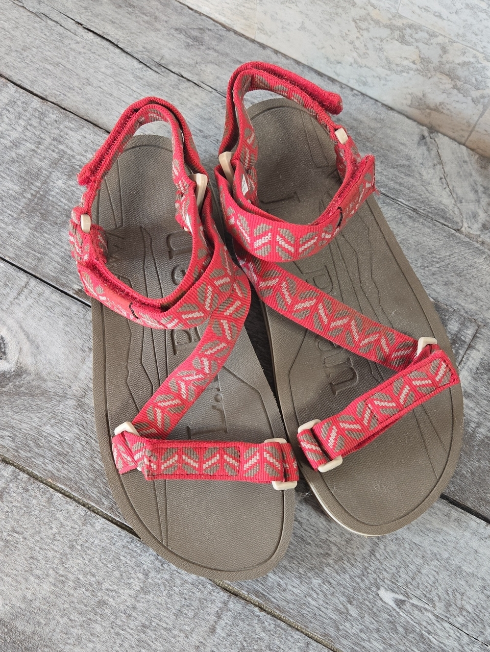 L.L. Bean Katahdin Strappy Sports Sandals Red Multi SIZE 7
